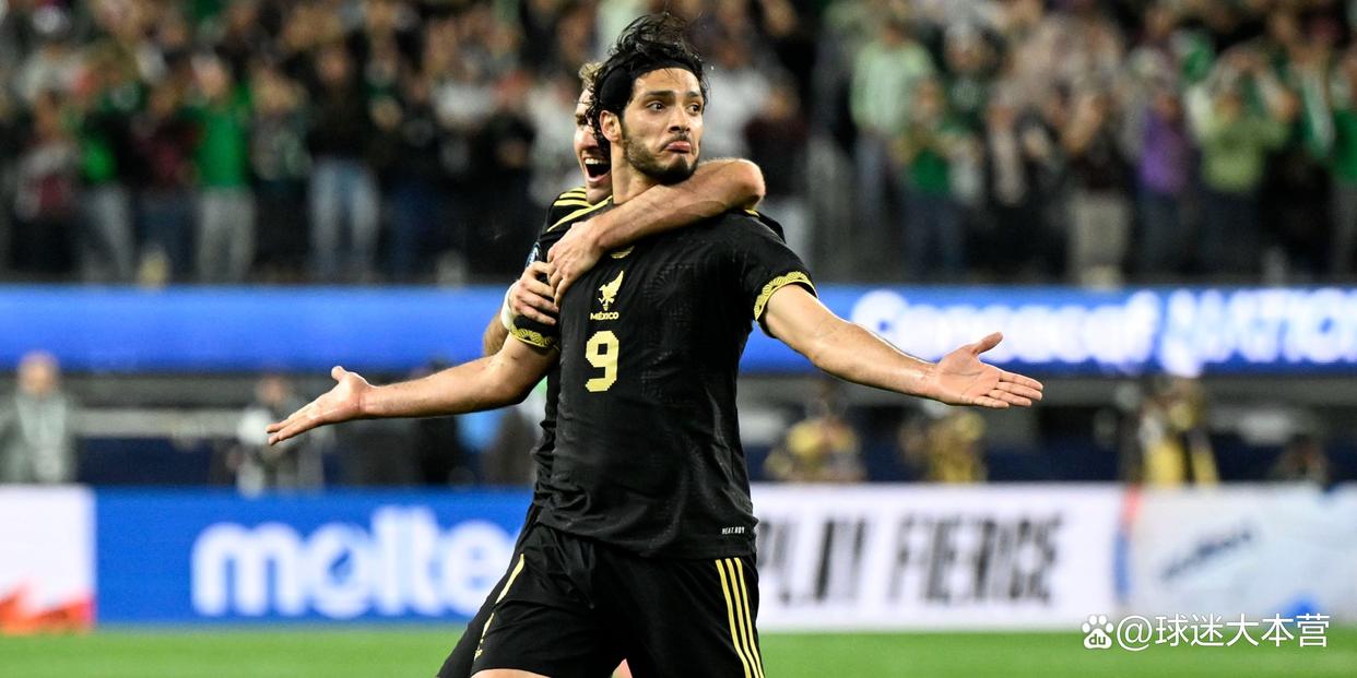 大国之争:巴西和墨西哥足球队点球向前 大国之争:巴西和墨西哥足球队点球向前