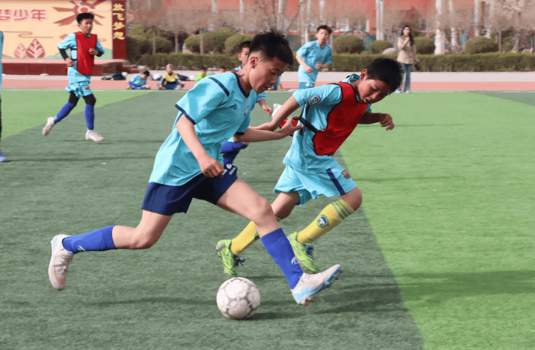 国内足球联赛上演激烈对决,球队斗志昂扬 国内足球联赛上演激烈对决,球队斗志昂扬