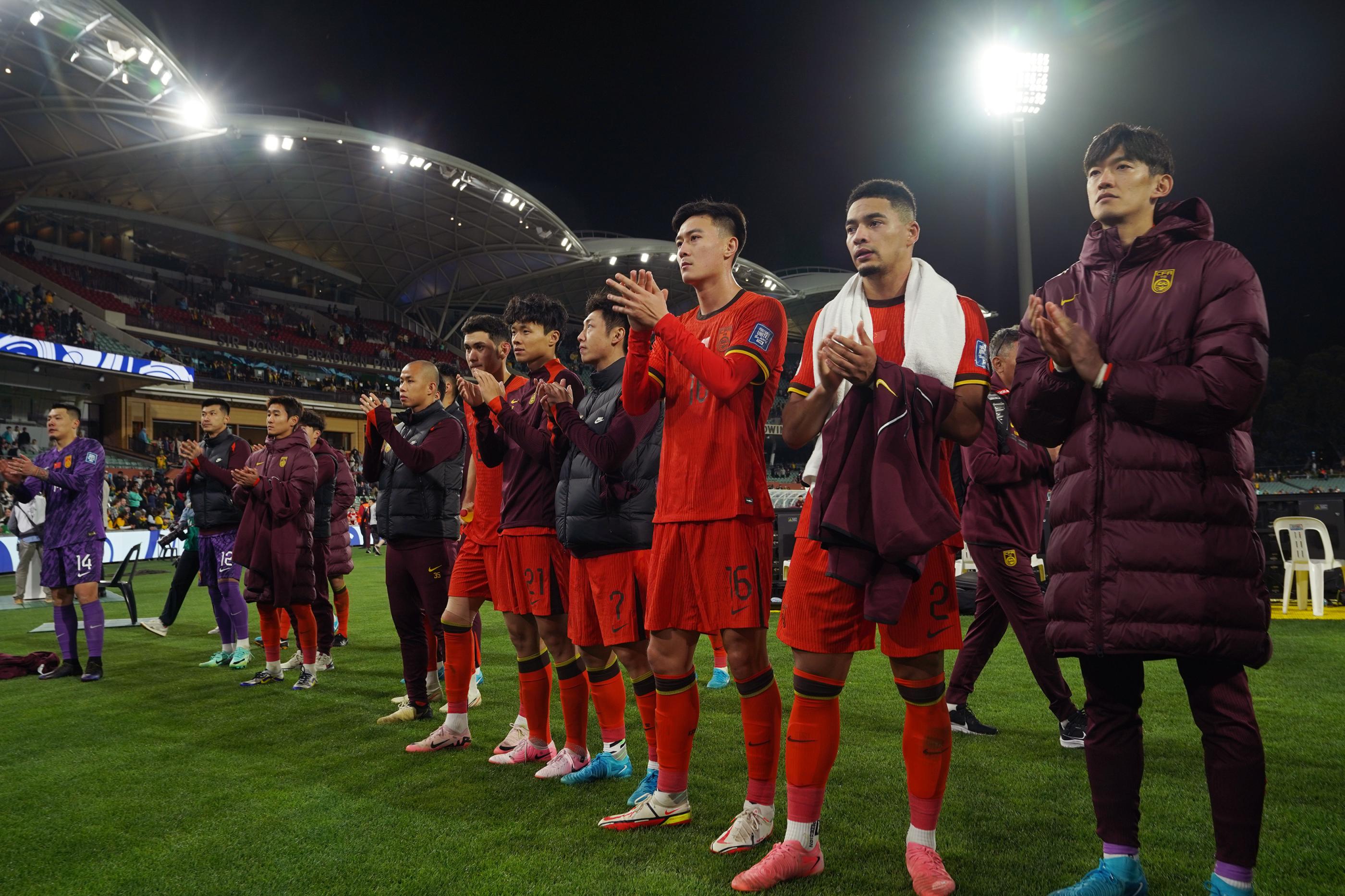 国内足球联赛上演激烈对决,球队斗志昂扬 国内足球联赛上演激烈对决,球队斗志昂扬