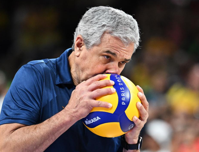 巴西选手在排球比赛中力克对手，晋级