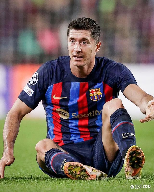 曼联完胜瑞典，莱万惊艳四座